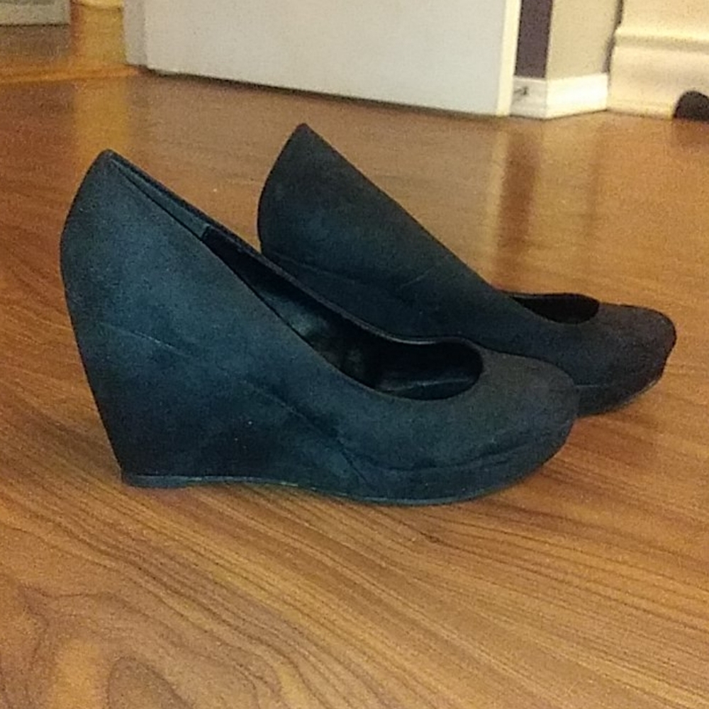 black wedges